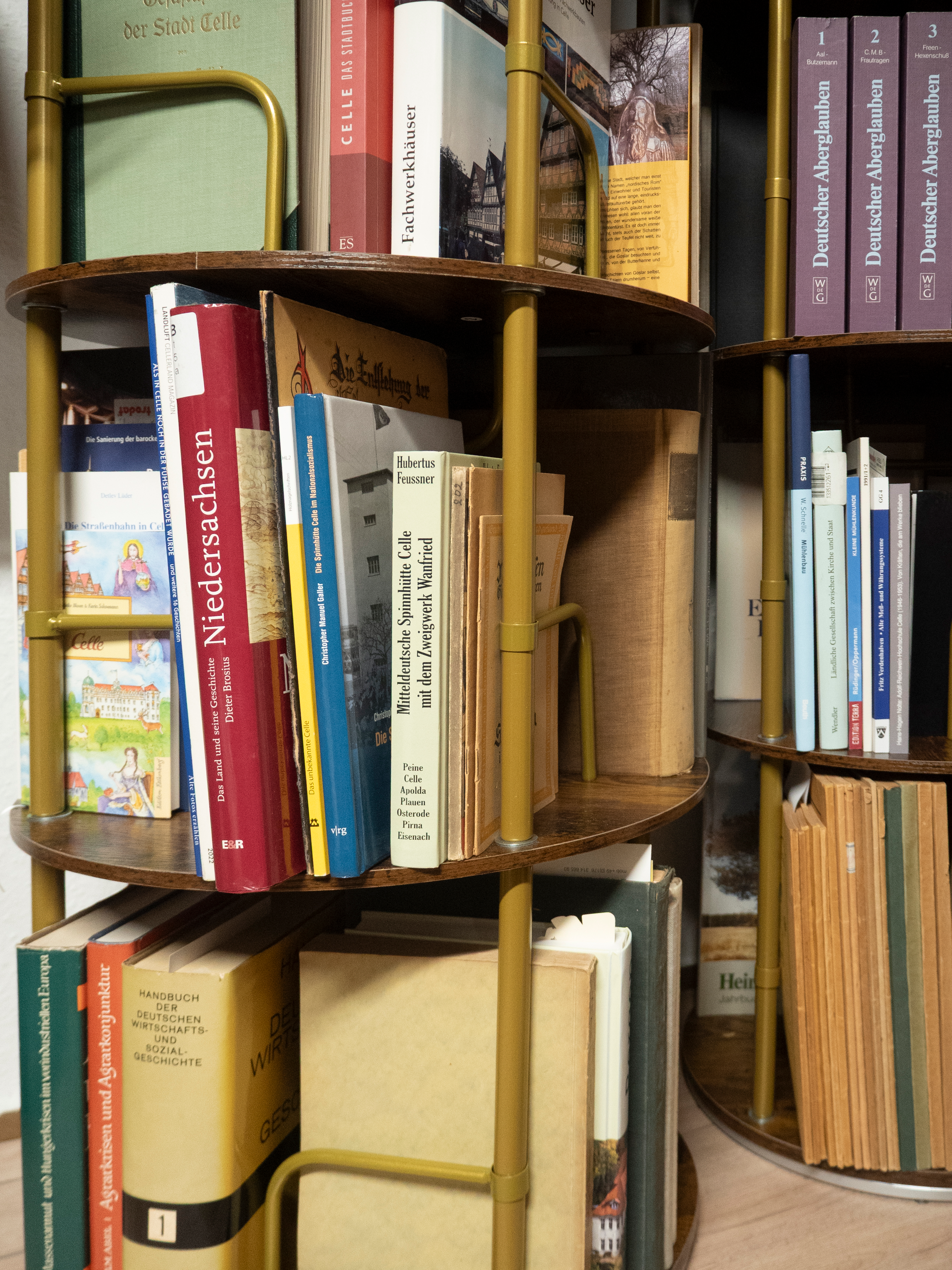 Drehregale mit regionalgeschichtlichen Büchern als Arbeitsbibliothek für HEIMAT